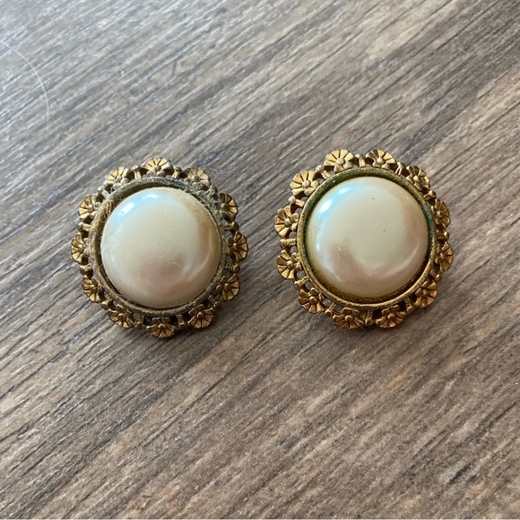 VINTAGE PEARL ROUND GOLD SEASHELL EDGE CLIP ON EARRINGS - Picture 8 of 10